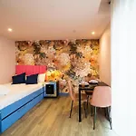 Outstanding Deluxe Self Contained City Apartment