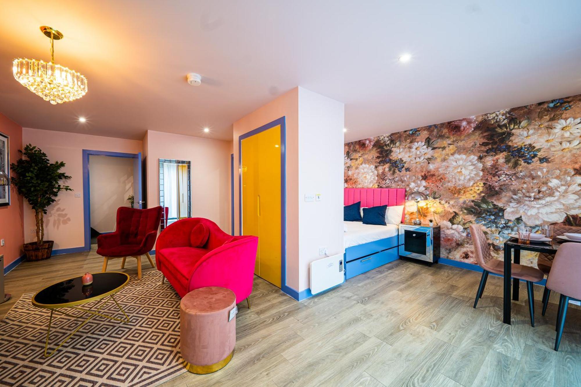 Outstanding Deluxe Self Contained *
